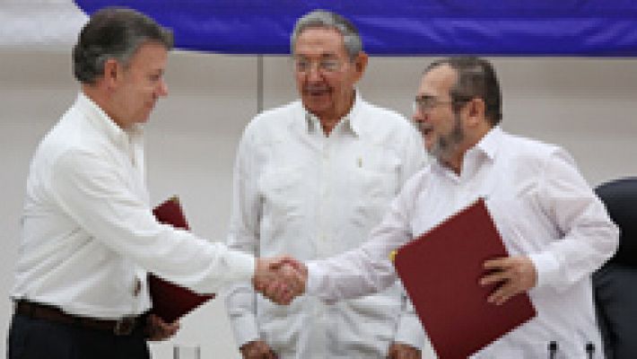 Colombia y las FARC firman el alto el fuego definitivo 