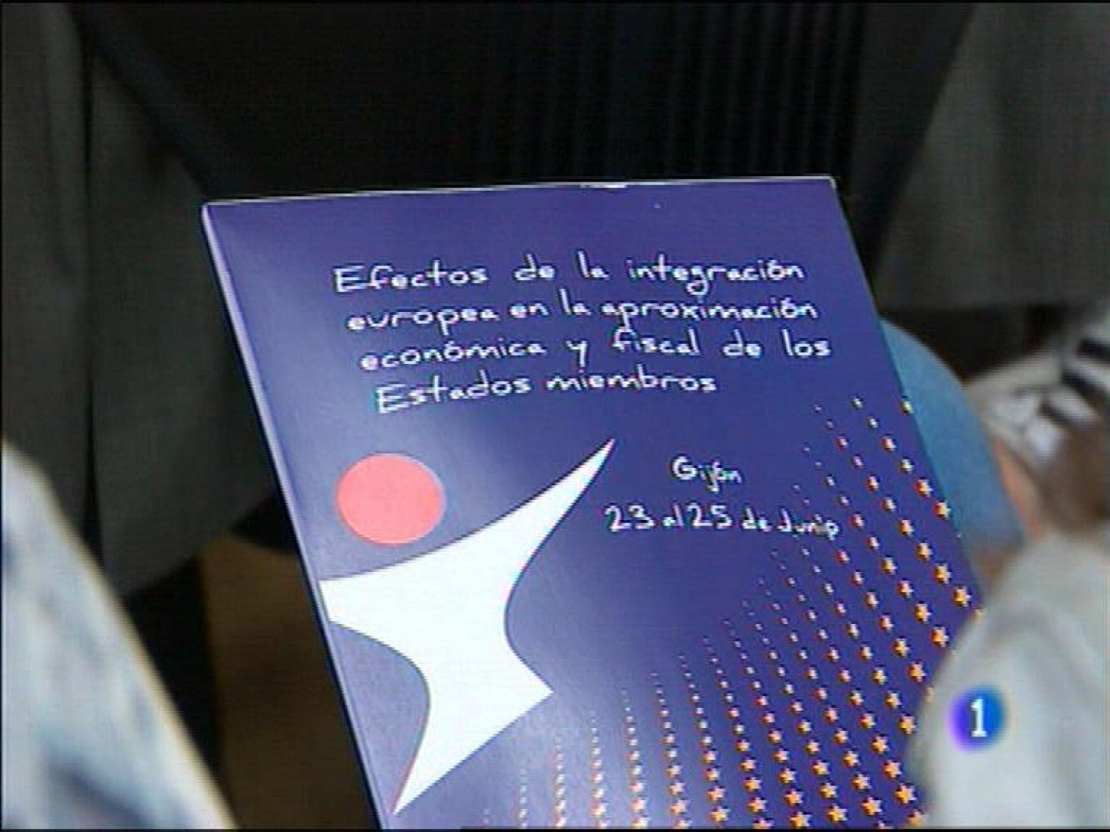  Dos ex presidentes del Parlamento Europeo, José María Gil Robles y Enrique Barón, dicen en Gijón que el referéndum del Brexit no provocará un efecto dominó. Tras mucha incertidumbre, la lluvia dio una tregua y permitió el encendido de las numerosas hogueras repartidas a medianoche por toda Asturias. 