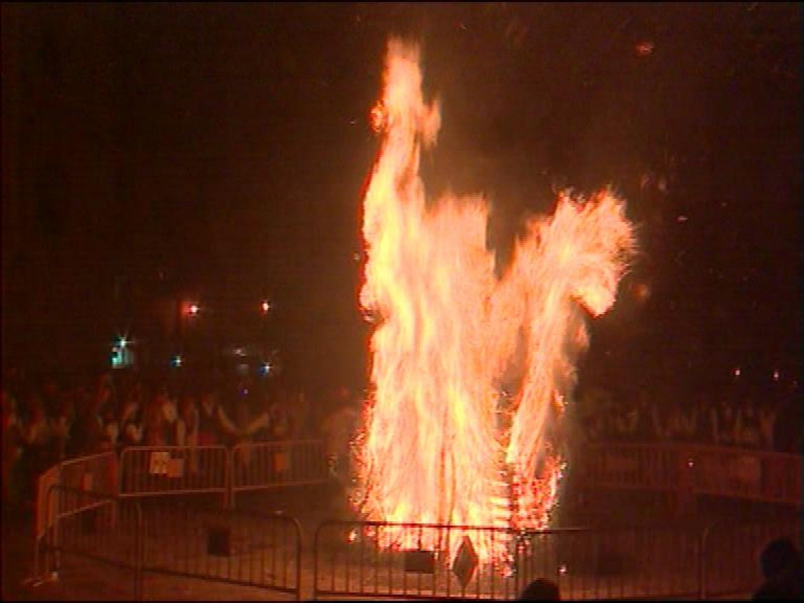  Dos ex presidentes del Parlamento Europeo, José María Gil Robles y Enrique Barón, dicen en Gijón que el referéndum del Brexit no provocará un efecto dominó. Tras mucha incertidumbre, la lluvia dio una tregua y permitió el encendido de las numerosas hogueras repartidas a medianoche por toda Asturias. 