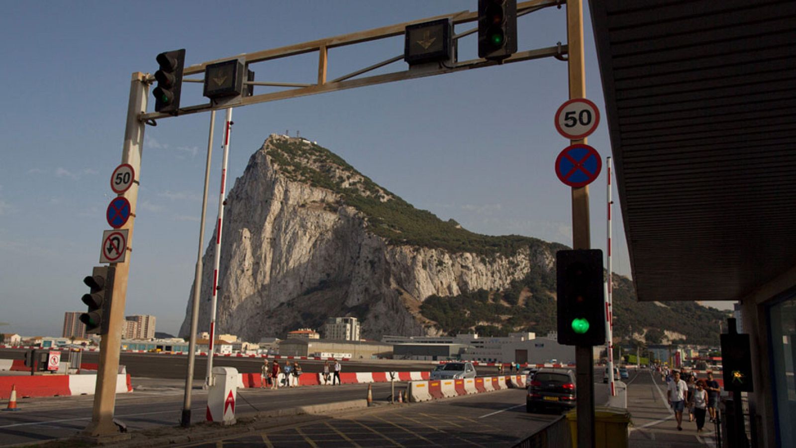 Nerviosismo e incertidumbre en Gibraltar el día después del sí al 'Brexit' | Ver