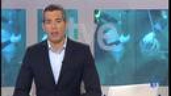 L'Informatiu - Un grup de bussejadors i nedadors participen en la neteja de la platja de la Mar Bella de Barcelona