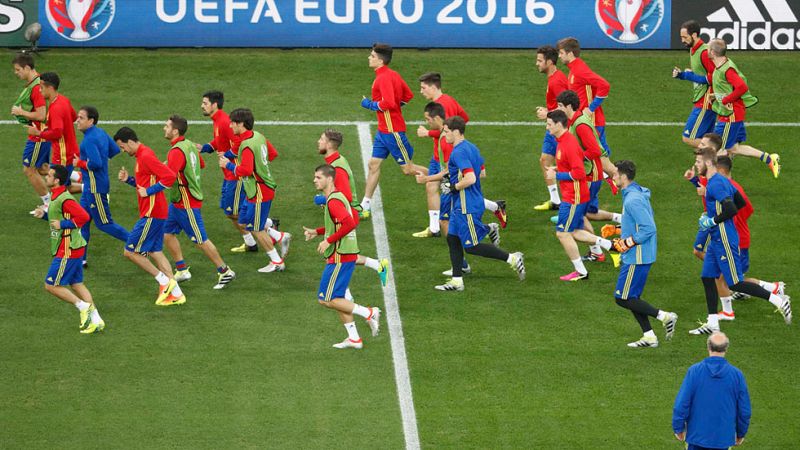 Último entrenamiento de España e Italia antes de jugarse el pase a cuartos