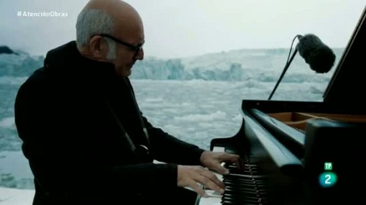 Atención obras - El pianista Ludovico Einaudi, en el Polo Norte