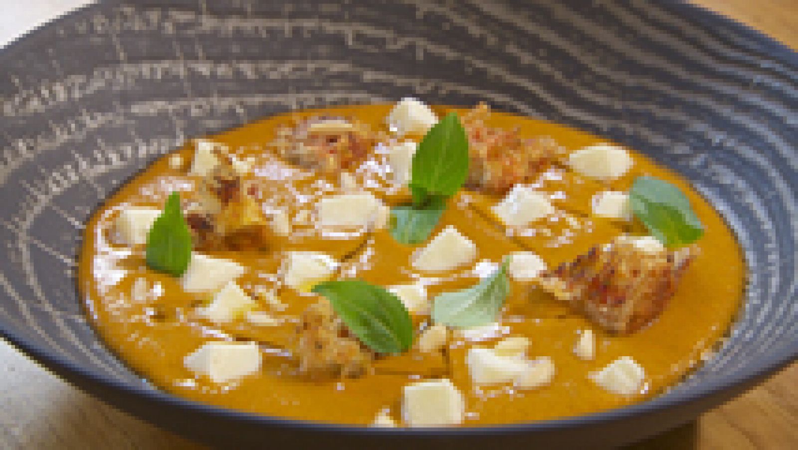 Receta de crema de tomate con mozzarela y albahaca