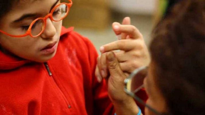 Telediario 1 - Los expertos recomiendan mejorar la autonomía de las personas sordociegas para evitar su aislamiento