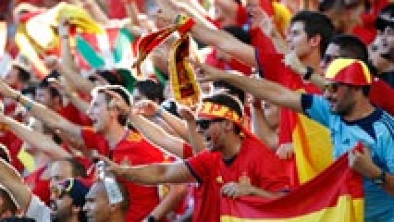 Los seguidores espaoles llevan todo el da animando a la Roja en Pars, donde se mide en los octavos de final a Italia, otro de los favoritos para levantar el ttulo.