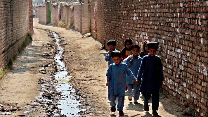 Telediario 1 - Unicef alerta del riesgo de muerte y pobreza que corren millones de niños