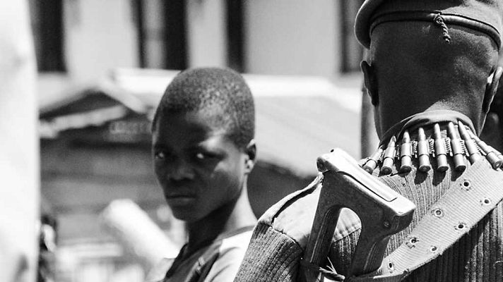 Documentos TV - Cuando los elefantes luchan