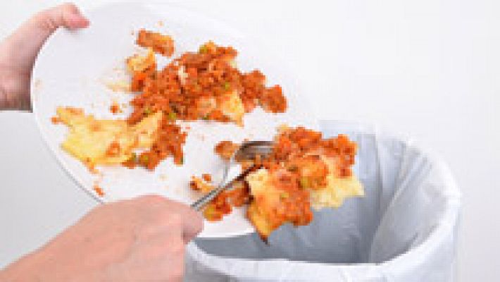 Telediario 1 - Cuatro de cada diez alimentos que compramos acaban en la basura