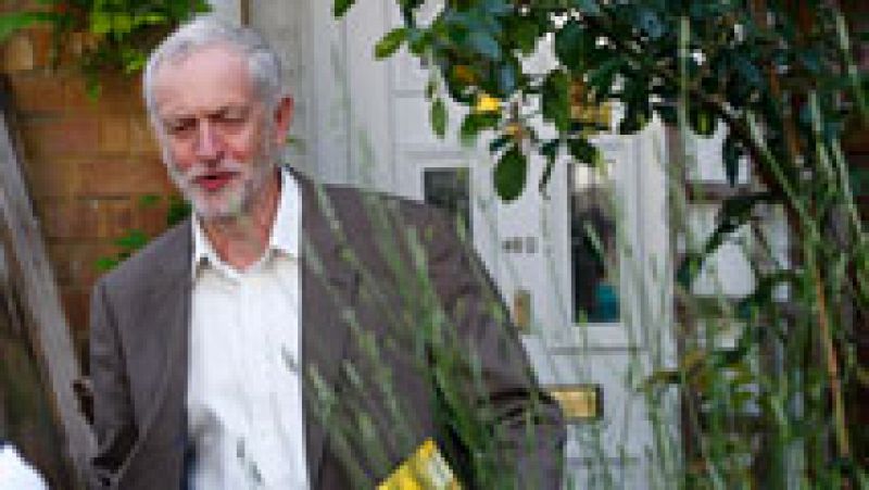 Corbyn se niega a dimitir como líder laborista pese a perder la moción de confianza de sus diputados