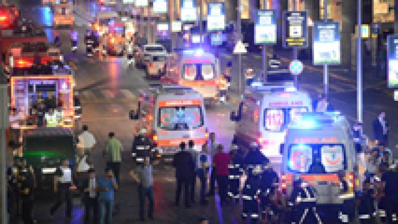 Al menos 36 muertos en un ataque terrorista contra el aeropuerto internacional de Estambul
