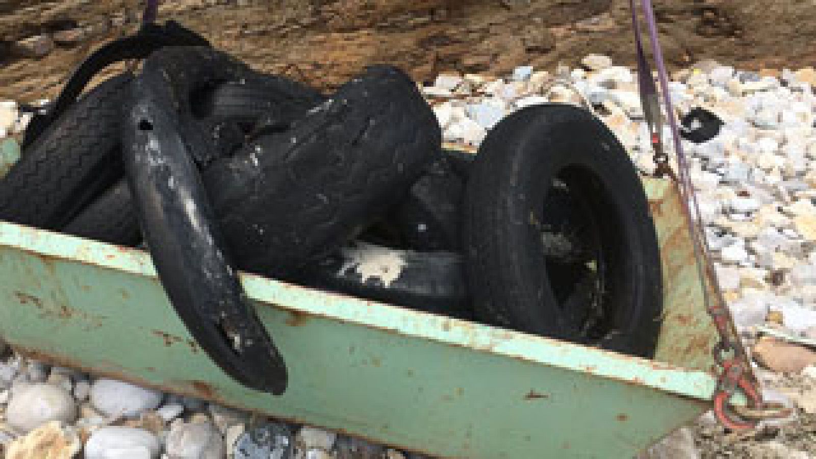 España Directo: Más de 100 neumáticos en una playa virgen de Foz   | RTVE Play