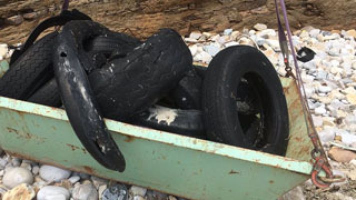 Más de 100 neumáticos en una playa virgen de Foz  