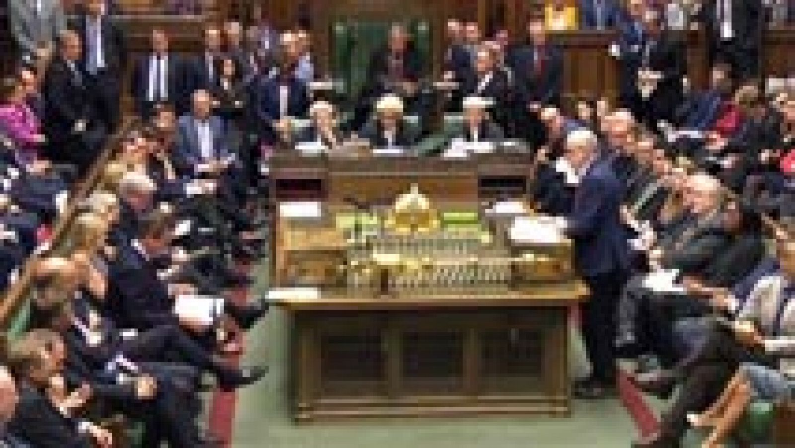 David Cameron a Corbyn: "¡Por el amor de Dios, váyase!" | Ver