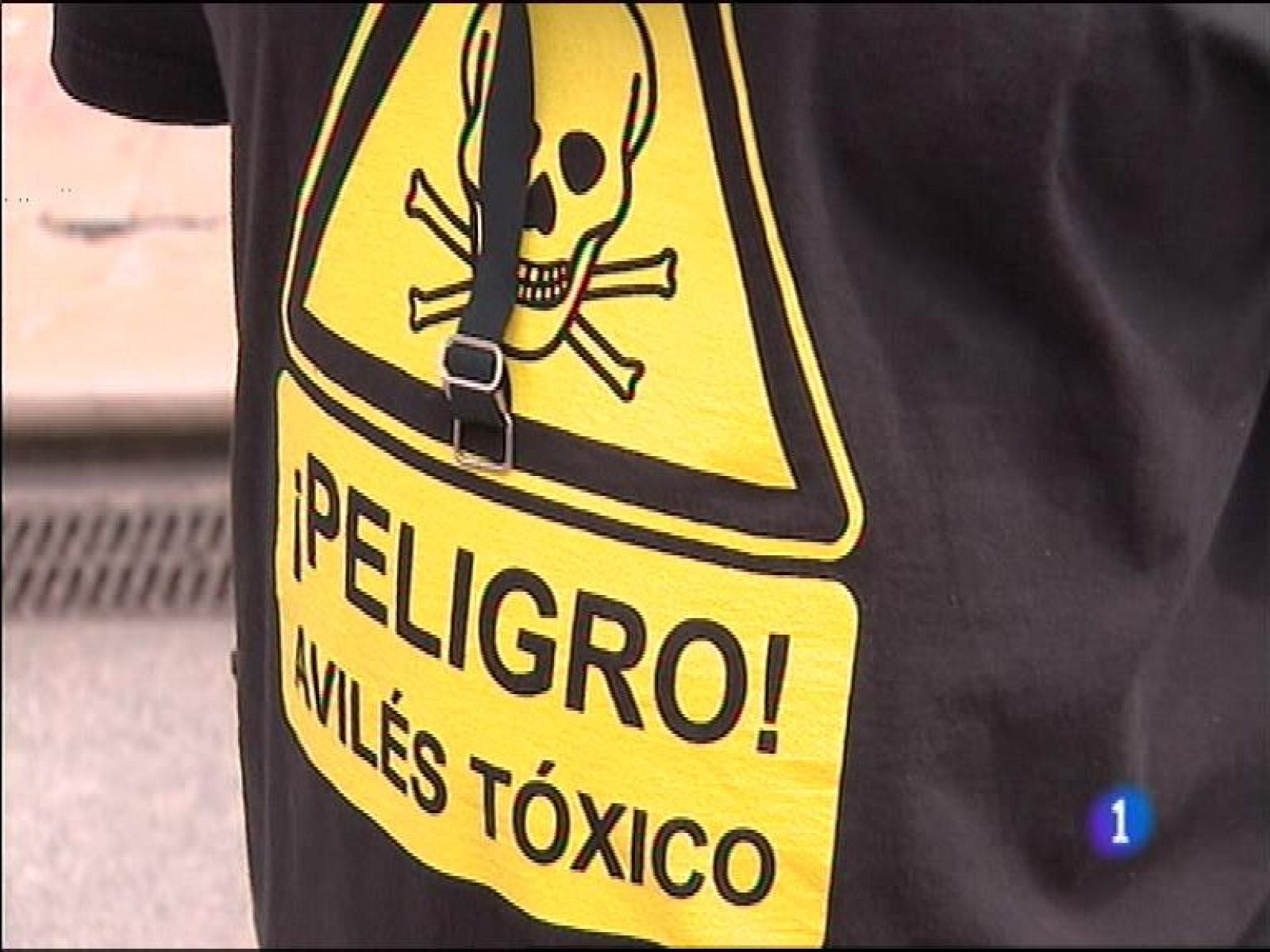  La Plataforma medioambiental de Avilés entrega al Ayuntamiento y al Principado más de ocho mil firmas para protestar contra la contaminación de benceno que sufre la comarca avilesina desde hace muchos años, según dicen los miembros de la Plataforma, con la complicidad de ambas administraciones, que niegan su riesgo para todos los vecinos.Partido Popular-Foro gana también las elecciones entre los asturianos emigrantes, donde se registró una participación algo superior al cinco por ciento. Es la primera vez que ocurre tal cosa. 