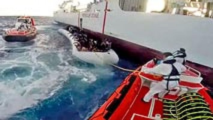  - Italia rescata a dos centenares de migrantes frente a las costas de Libia