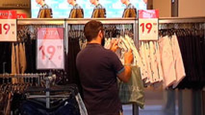 Telediario 1 - Arrancan las rebajas de verano en la mayoría de comercios