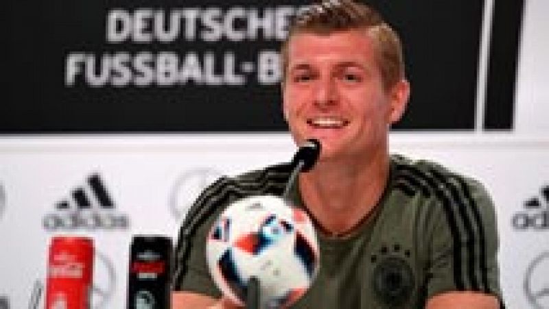 El internacional alemán Toni Kroos ha despejado dudas sobre su futuro, que algunos medios sitúan en la Premier, y ha recordado que tiene contrato con el Real Madrid.