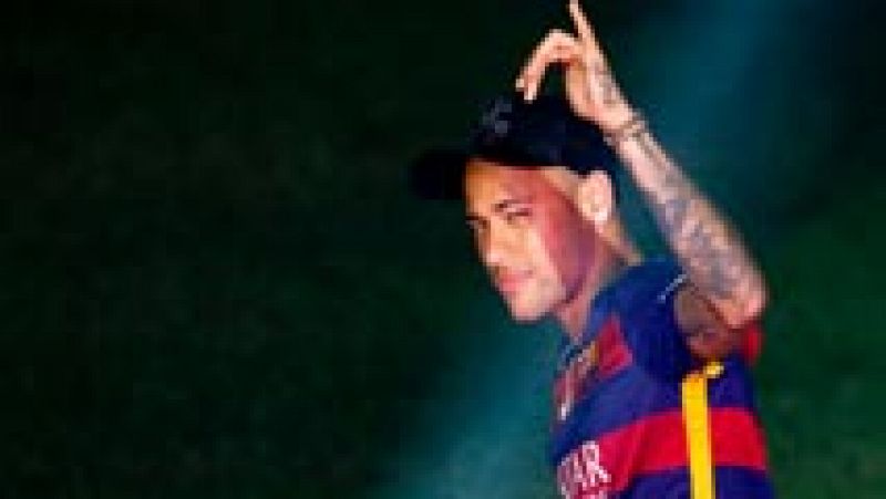 El brasileño Neymar Jr. seguirá en el Barcelona hasta 2021 y cobrará 15 millones por año, con una claúsula de 250 millones a partir del tercer año, después de firmar su renovación.