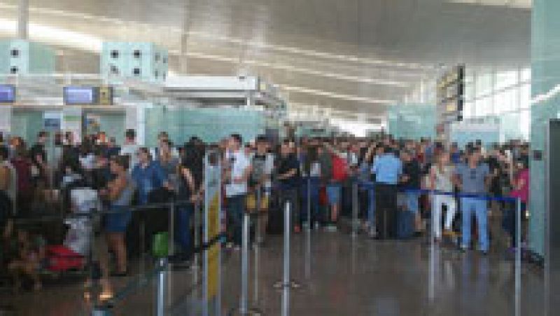 Colas, retrasos y cancelaciones en El Prat por los problemas "operativos" de Vueling