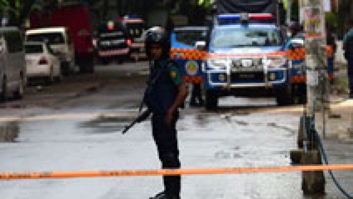 20 civiles muertos en un ataque terrorista en Dacca