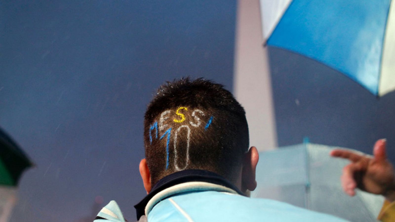 Miles de personas se manifiestan en Buenos Aires para que Messi continúe en la selección argentina