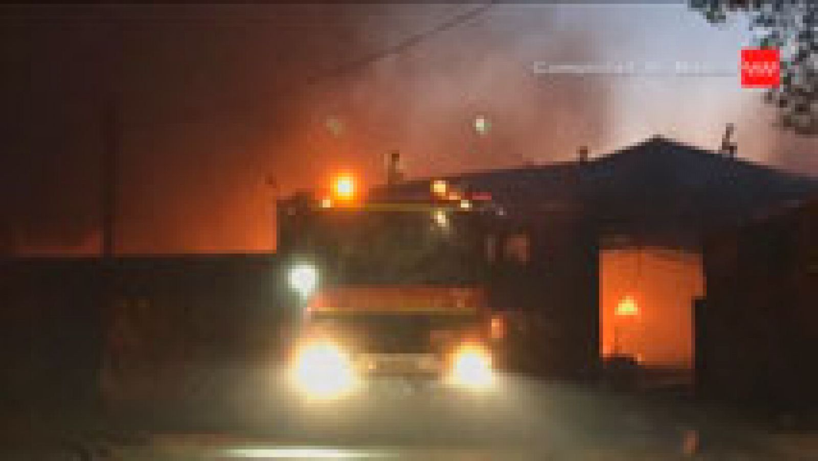 Arden varios almacenes de un polígono industrial de Alcalá de Henares