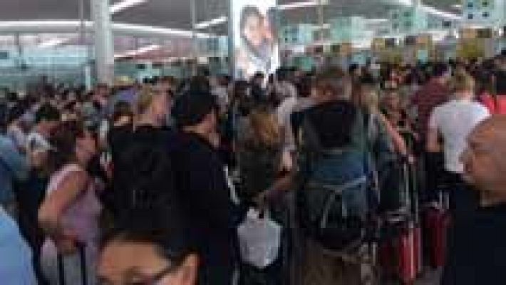 Informativo 24h - Fomento expedienta a Vueling por el caos aéreo de Barcelona