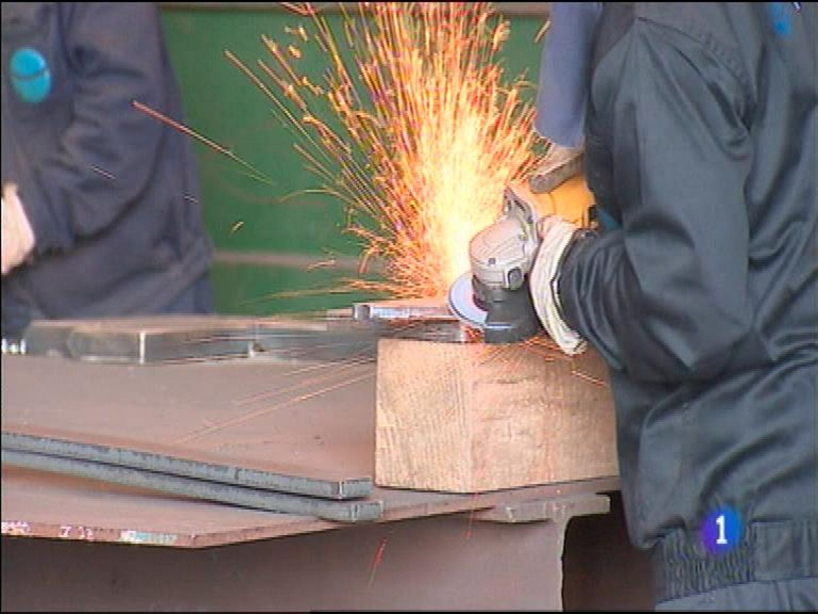  El paro bajó en Asturias en 3.083 personas durante el pasado mes de junio, un descenso mayor que el de la media española . La seguridad social ganó casi mil ochocientos cotizantes en esta comunidad.Los sindicatos denuncian que la media de cuarenta cancelaciones diarias que vienen sufriendo los trenes de FEVE es una estrategia deliberada para dejar morir al ferrocarril de cercanias en Asturias . La falta de personal impide comunicar con tiempo las incidencias a los usuarios.