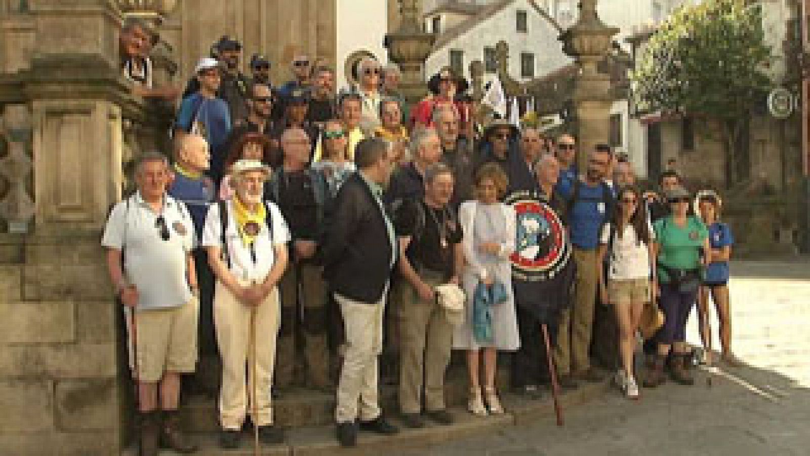 Telediario 1: Llegan a Galicia los 'pingüirinos', peregrinos que iniciaron el Camino de Santiago en la Antártida | RTVE Play