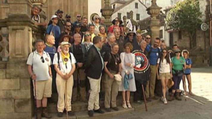 Telediario 1 - Llegan a Galicia los 'pingüirinos', peregrinos que iniciaron el Camino de Santiago en la Antártida