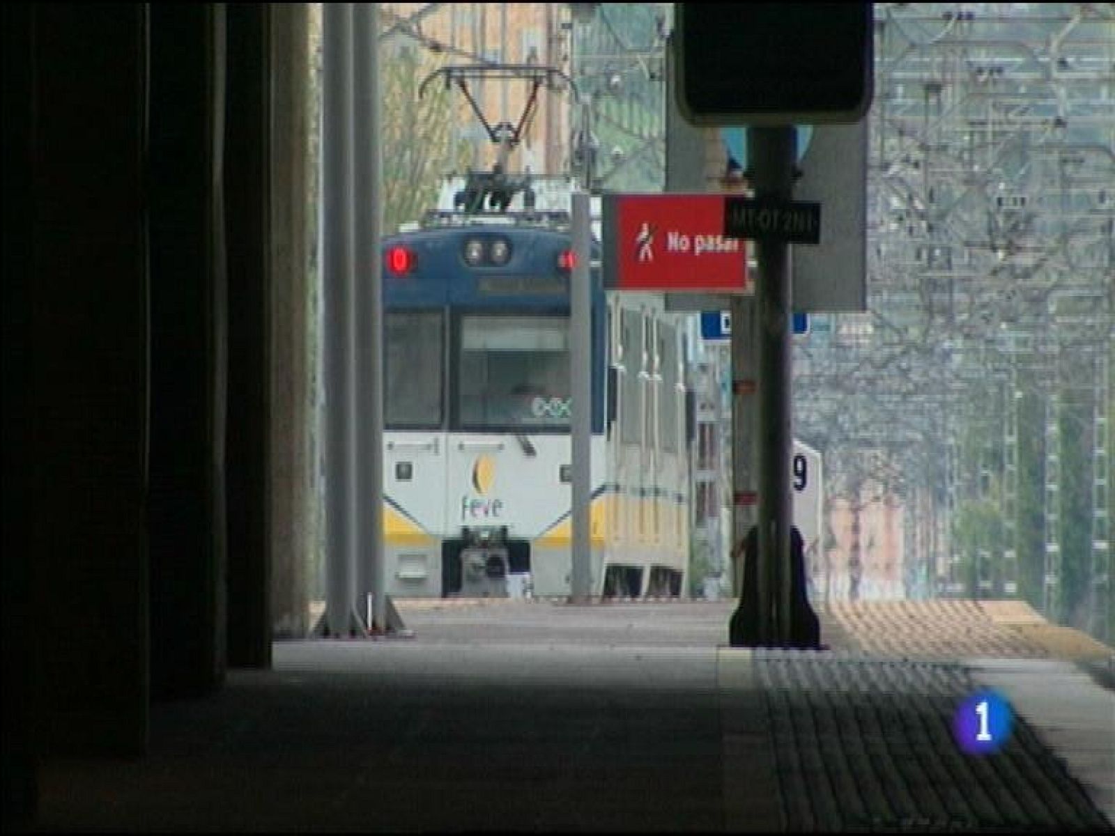  El paro bajó en Asturias en 3.083 personas durante el pasado mes de junio, un descenso mayor que el de la media española .Los sindicatos denuncian que la media de cuarenta cancelaciones diarias que vienen sufriendo los trenes de FEVE es una estrategia deliberada para dejar morir al ferrocarril de cercanias en Asturia
