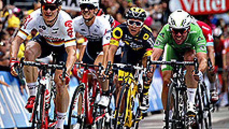 El británico Mark Cavendish, en la photo finish, sumó hoy su segundo triunfo en la presente edición del Tour de Francia, con lo que iguala con Bernard Hinault con 28 triunfos parciales, mientras que el eslovaco Peter Sagan mantiene el maillot amarill
