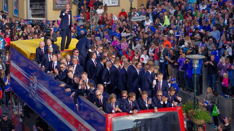 La selecci�n islandesa ha regresado a casa tras su hist�rica actuaci�n en la Eurocopa de Francia. Miles de personas han recibido en Reikiavic a los jugadores, que recorrieron las calles en un autob�s descapotable.