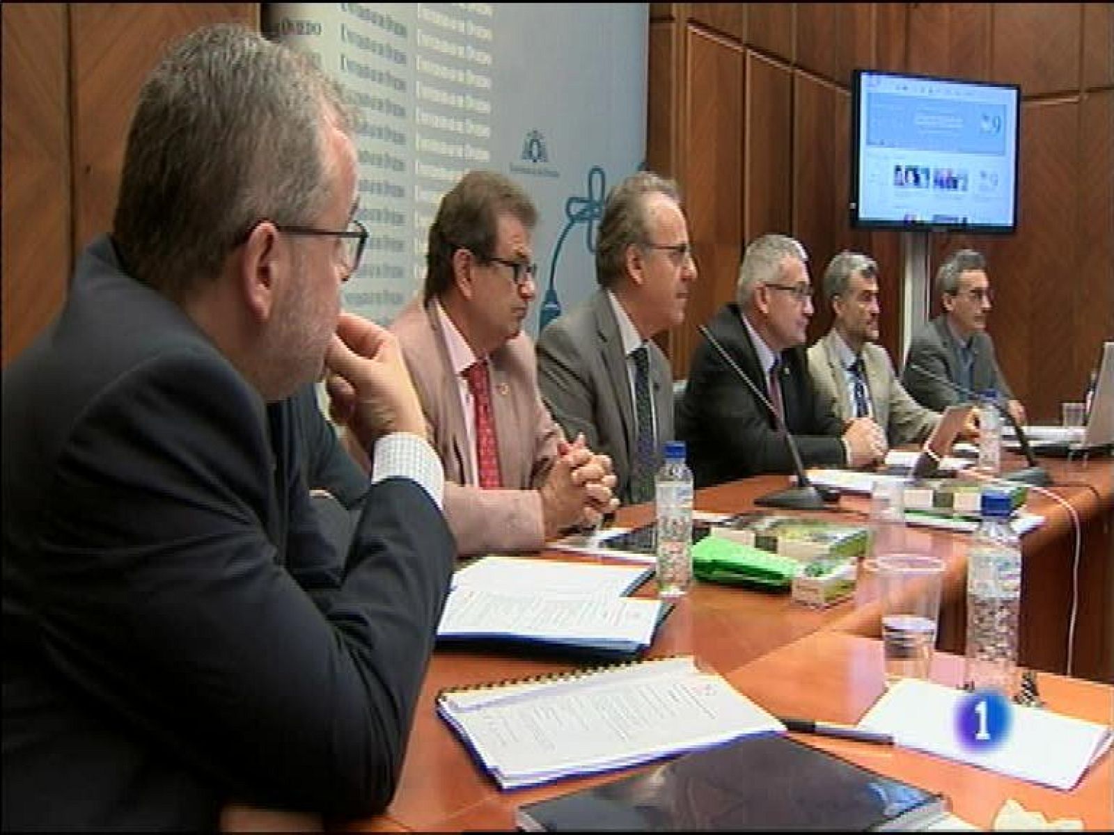  Los rectores del G-9 reclaman un criterio único para todas las universidades españolas sobre la modificación de los títulos de grado y máster, y piden al Gobierno que suprima la tasa de reposición.Cien niños saharauis aterrizaron esta mañana en el aeropuerto de Asturias, procedentes de los campos de refugiados de Argelia, para pasar sus vacaciones en esta comunidad.