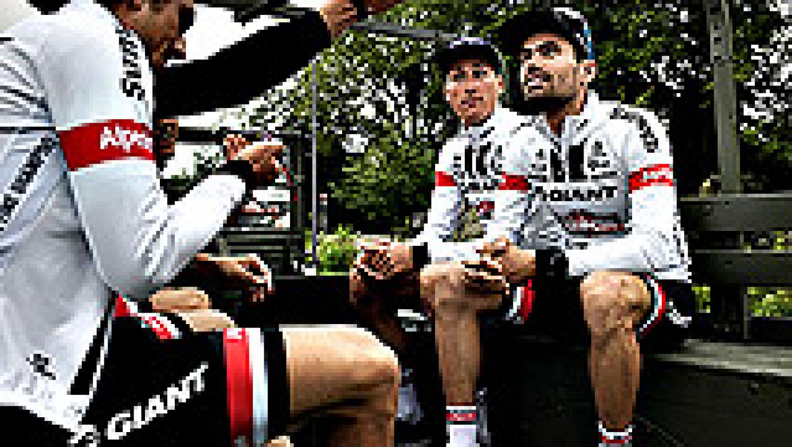 Telediario 1: Giant Alpecin estrena el maillot antiquemaduras en el Tour 2016 | RTVE Play