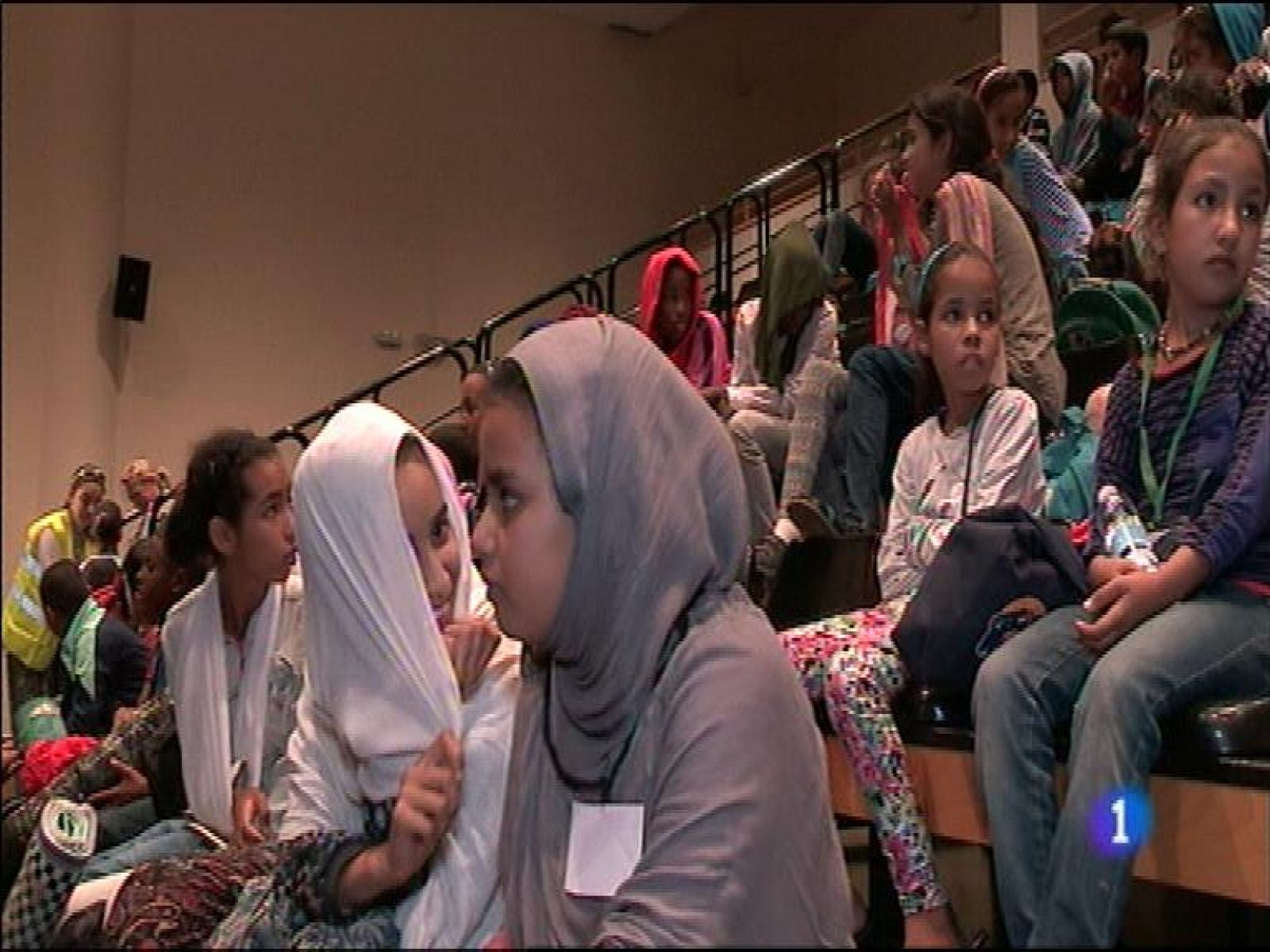  Los rectores del G-9 reclaman un criterio único para todas las universidades españolas sobre la modificación de los títulos de grado y máster, y piden al Gobierno que suprima la tasa de reposición.Cien niños saharauis aterrizaron esta mañana en el aeropuerto de Asturias, procedentes de los campos de refugiados de Argelia, para pasar sus vacaciones en esta comunidad.