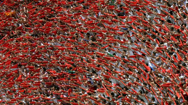 Informativo 24h - Un multitudinario chupinazo da inicio a San Fermín 2016