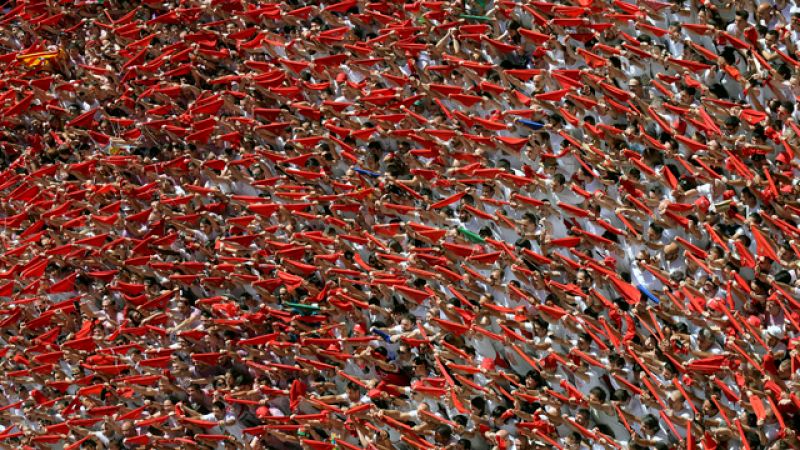 Un multitudinario chupinazo da inicio a San Fermín 2016