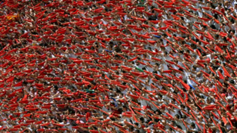 Un multitudinario chupinazo da inicio a San Fermín 2016