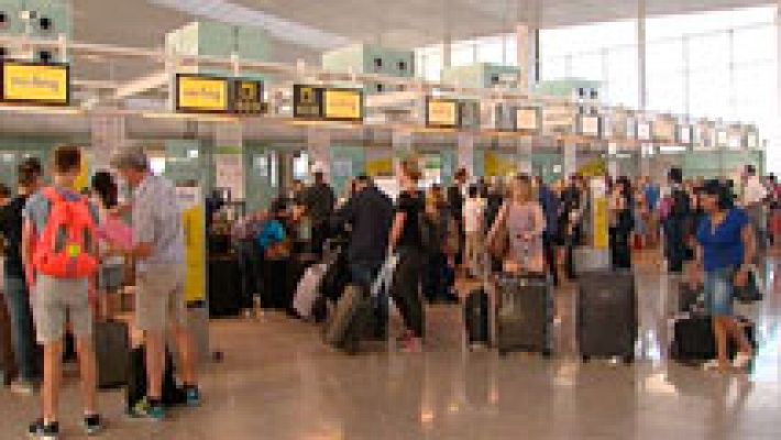 Telediario 1 - Vuelve la calma a los mostradores de Vueling tras la aplicación del plan de contingencia exigido por Fomento