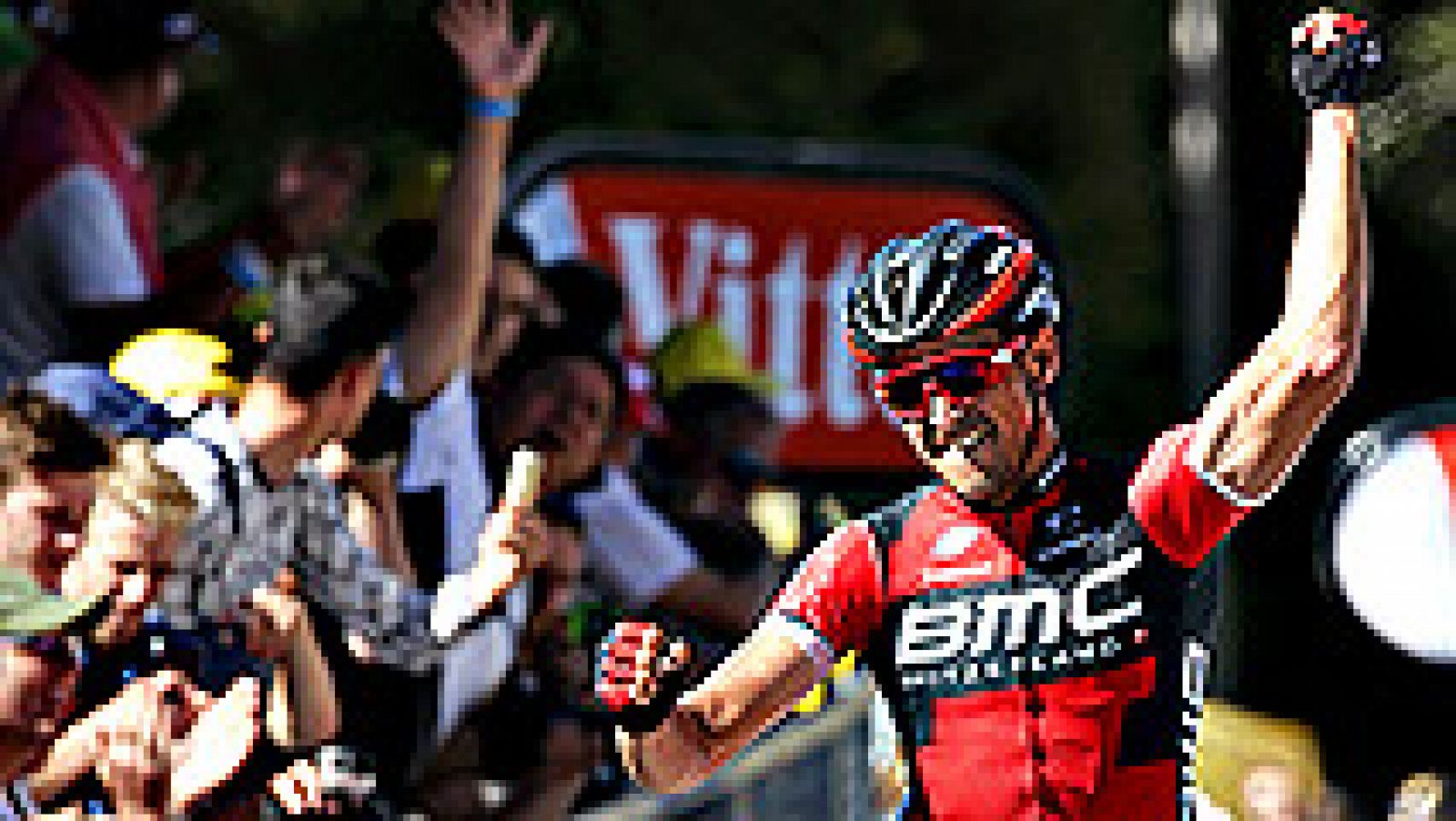 El belga Greg van Avermaet se impuso hoy al término de una escapada que cubrió los 216 kilómetros de la quinta etapa del Tour de Francia, la primera de media montaña en el Macizo Central, y se vistió de amarillo.