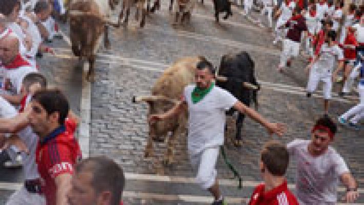 Un toro jabonero toma la cabeza de la manada en el primer encierro 