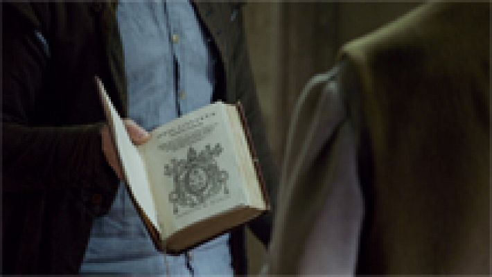 Águila Roja - Gonzalo le enseña a Cipri el Índice de libros prohibidos