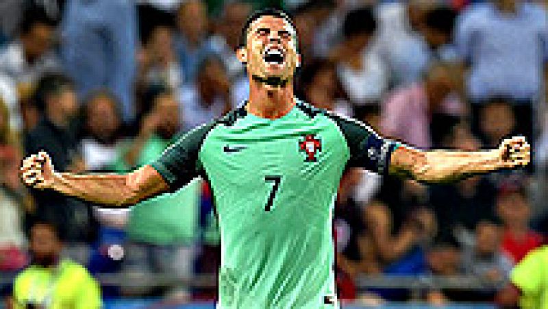 Cristiano Ronaldo, autor del primer gol de su selección contra Gales, en la semifinal de la Eurocopa, se ha convertido en un devorador de récords, que ya ha entrado en la historia de la competición como el máximo realizados, igualado con Michel Plati