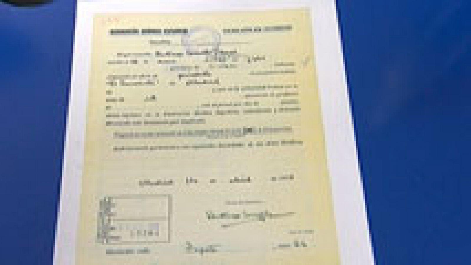 Telediario 1: Se ha descubierto en el Archivo histórico el carnet del autor de El Principito cuando cubría como reportero la Guerra Civil en España | RTVE Play