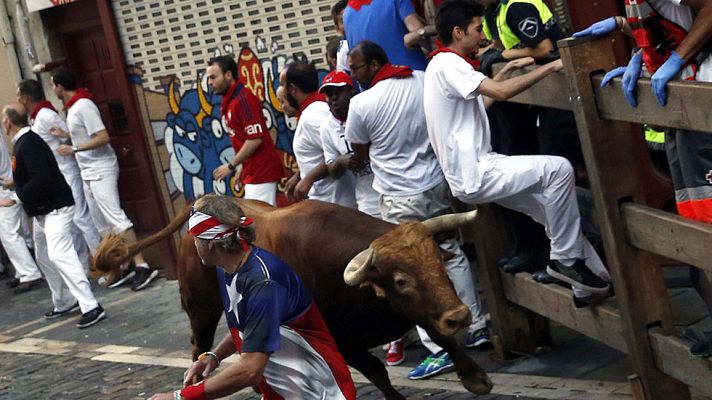 San Fermín - Segundo encierro muy peligroso con la manada rota