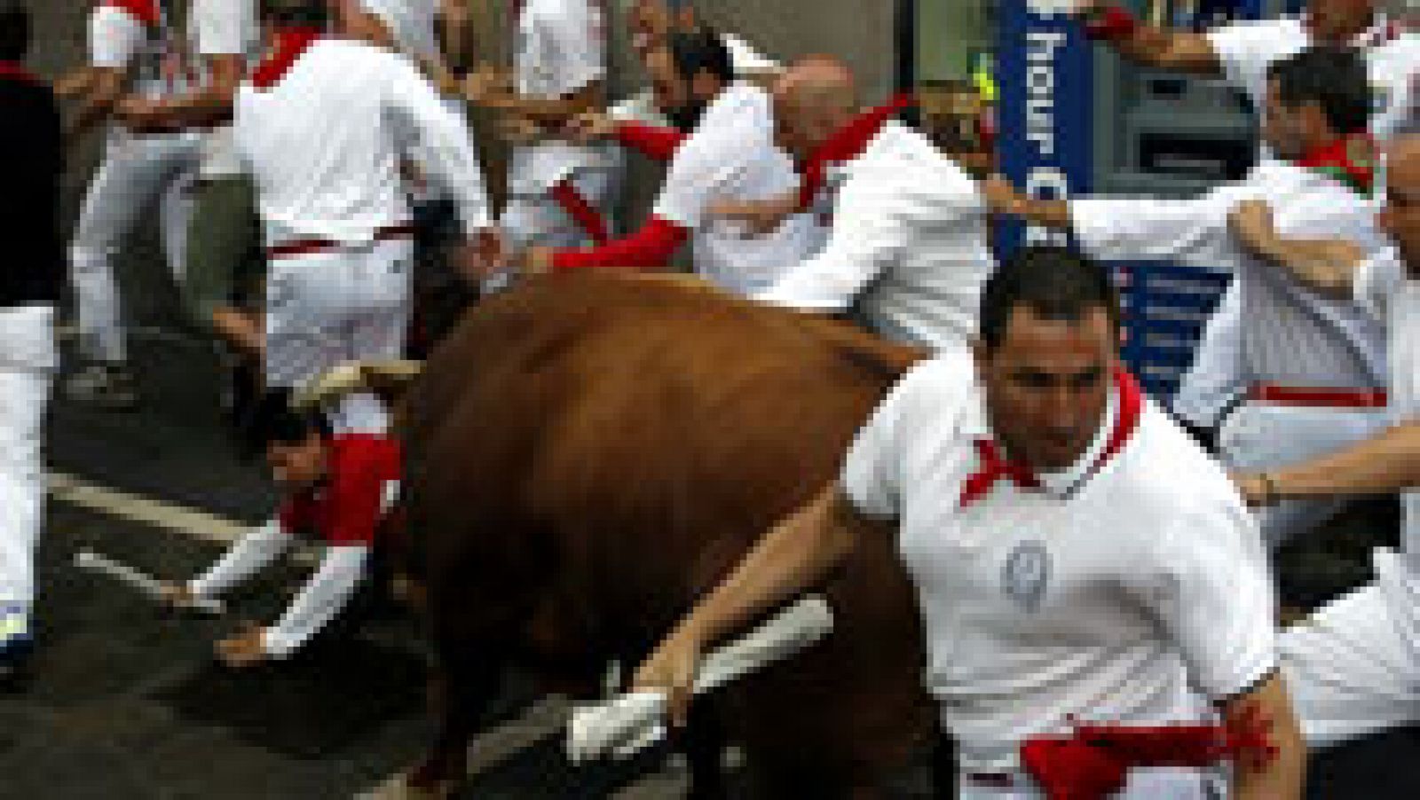 San Fermín 2023: Un toro adelantado en el segundo encierro de San Fermín 2016 ha embestido contra los mozos | RTVE Play