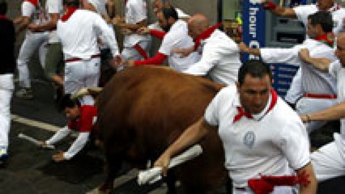 Un toro adelantado en el segundo encierro de San Fermín 2016 ha embestido contra los mozos