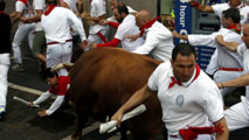 Un toro adelantado al principio del segundo encierro de San Fermín 2016 ha embestido contra los mozos